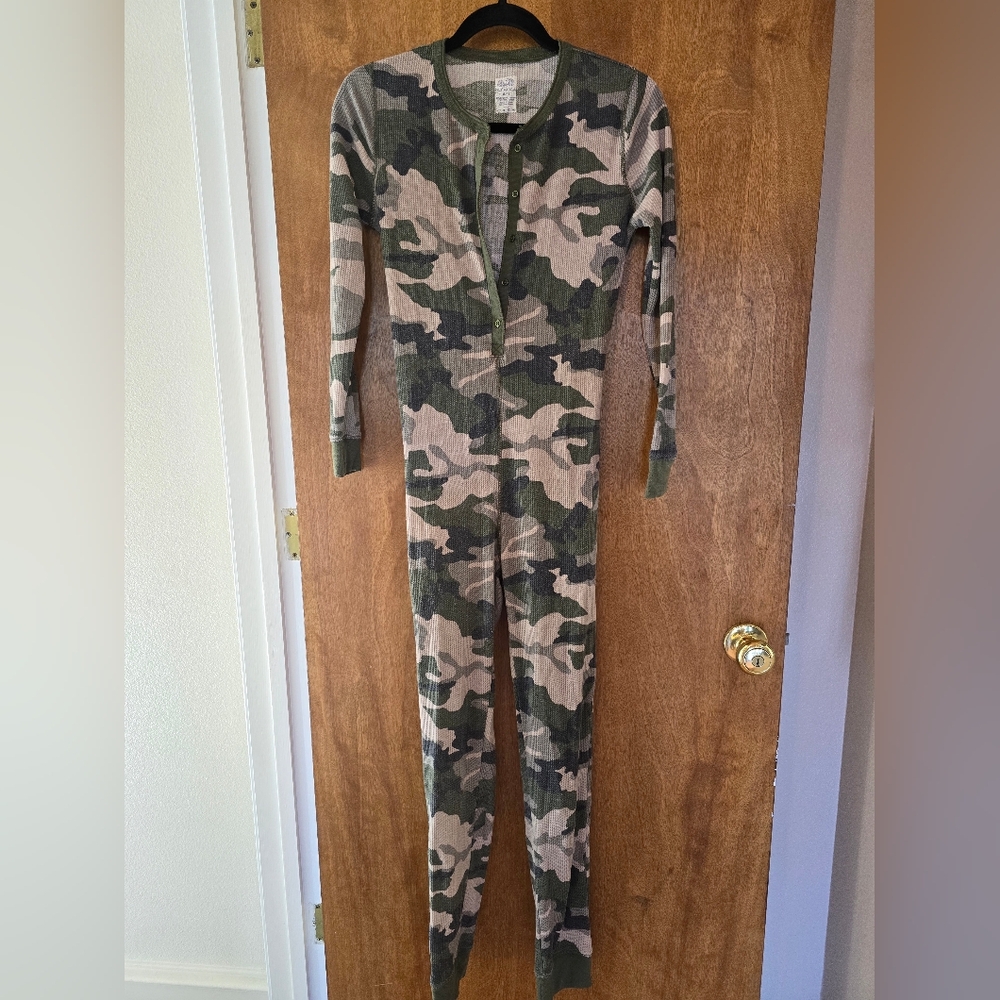 FRUIT OF THE LOOM Camo Onesie Size XS/S